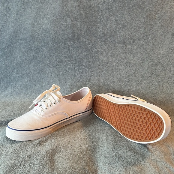 Vans Authentic White Canvas Sneakers. Brand New Men’s 8.0 and Women’s 9.5 - Picture 2 of 4